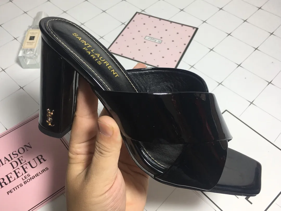 👟👟Ex-factory price 340👟👟 Genuine leather base +40 7CM heel cow patent leather series. 2018 Saint Laurent YSL’s strongest new cross-strap slippers are available in two heel heights. They are 7CM and 9CM respectively. The fabric is made of cowhide. The lining is made of first-layer sheepskin. Size: 34-41 (size 42 can be customized). It is very stable when walking and does not lose its heel.